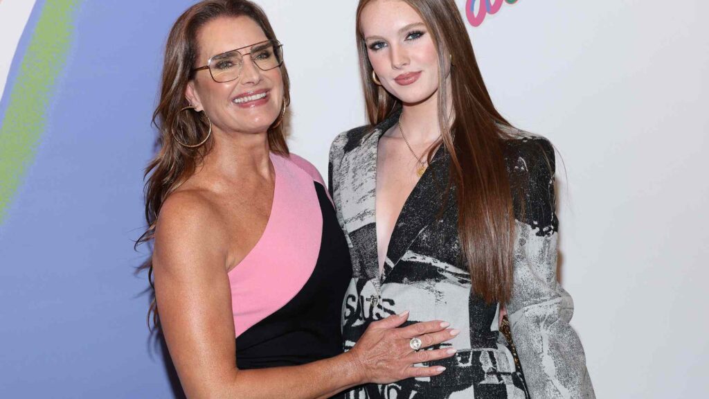 Brooke Shields Goes Viral for Clapping Back at Daughter Grier’s Jokes About Her Gray Hair and Wrinkles