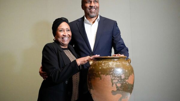 Milwaukee Art Museum Returns 2 Ceramics to Descendants of Enslaved Potter David Drake