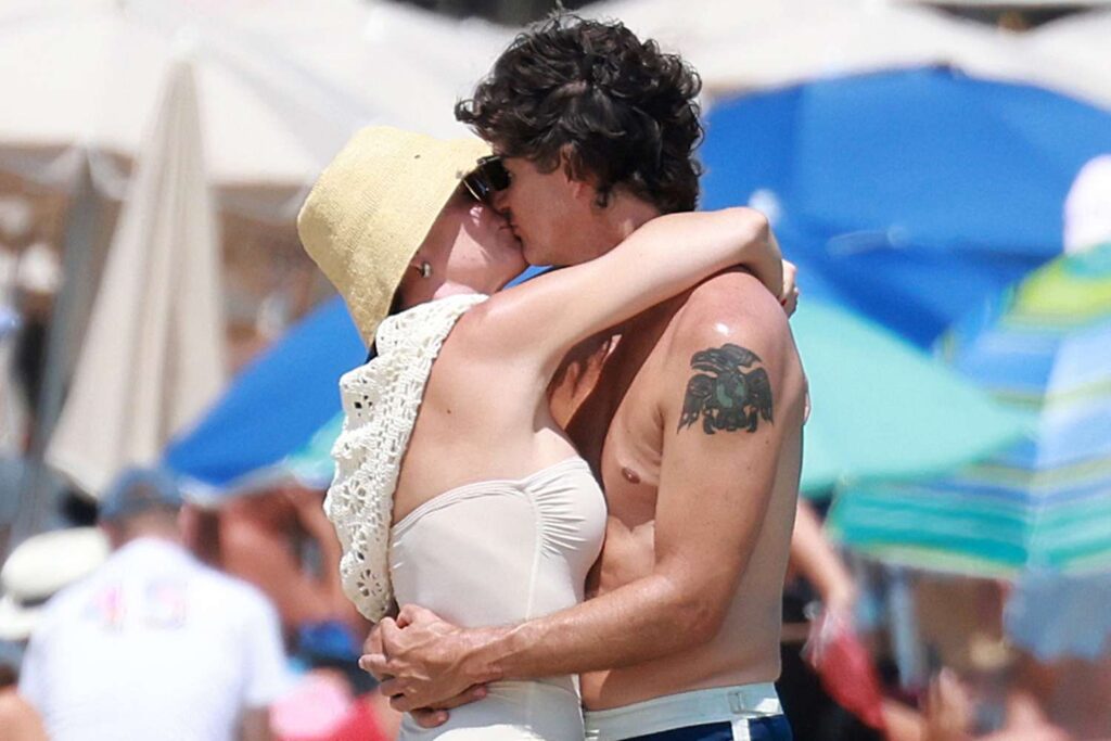 Katy Perry and Justin Trudeau Share a Romantic Kiss on the Beach During French Getaway