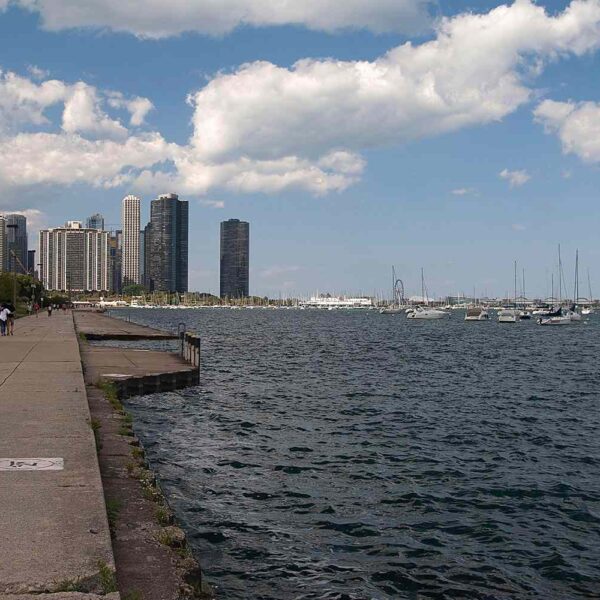 3 Hospitalized After Boat Carrying 7 People Suddenly Capsizes in Chicago