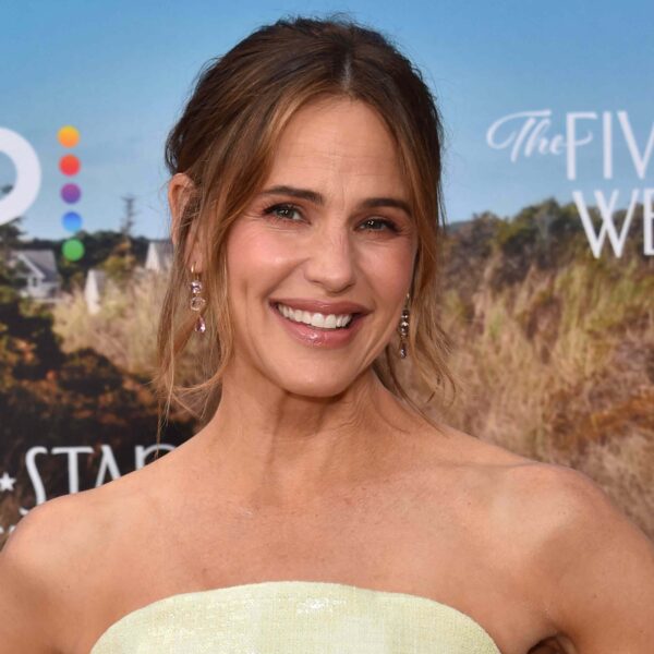 We Found Jennifer Garner’s Exact Carhartt Overalls and Other Transitional Styles from the Workwear Brand — from $10