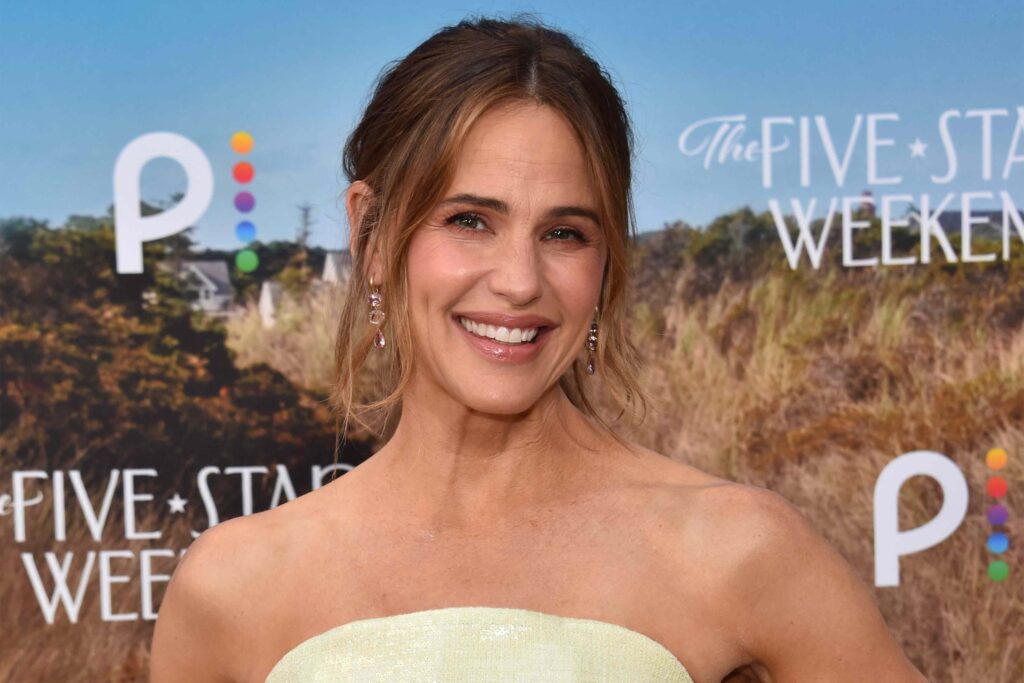 We Found Jennifer Garner’s Exact Carhartt Overalls and Other Transitional Styles from the Workwear Brand — from $10