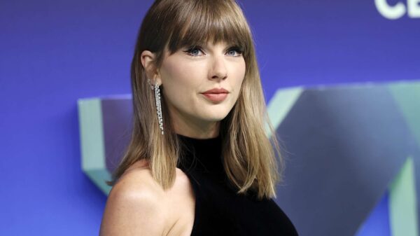 Taylor Swift Shocks Fans by Swapping Her Signature Glam for Muted Pink Lipstick and New Eyeliner Style at 2026 MTV VMAs
