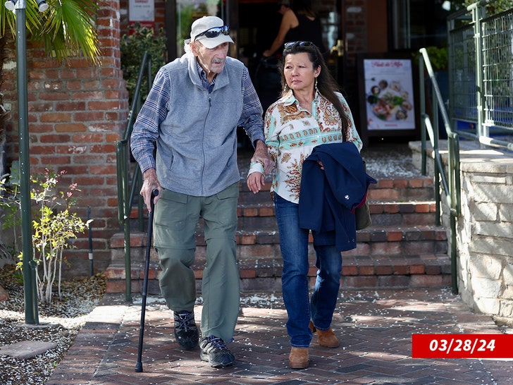 gene hackman with wife last seen photos march 28 2024 splash 1