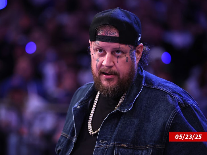 jelly roll Knicks v Pacers - Game 2 sub getty swipe 2