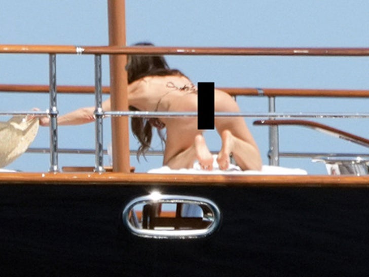0520-Jeff-Bezos-Lauren-Sanchez-Handsy-In-France-SUB-3