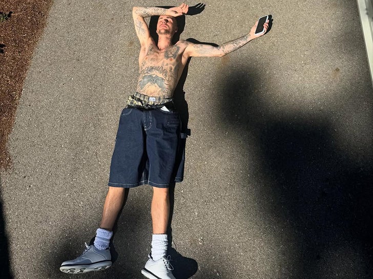 0529-Justin-Bieber-Shirtless-Summer-Ready-Sub2