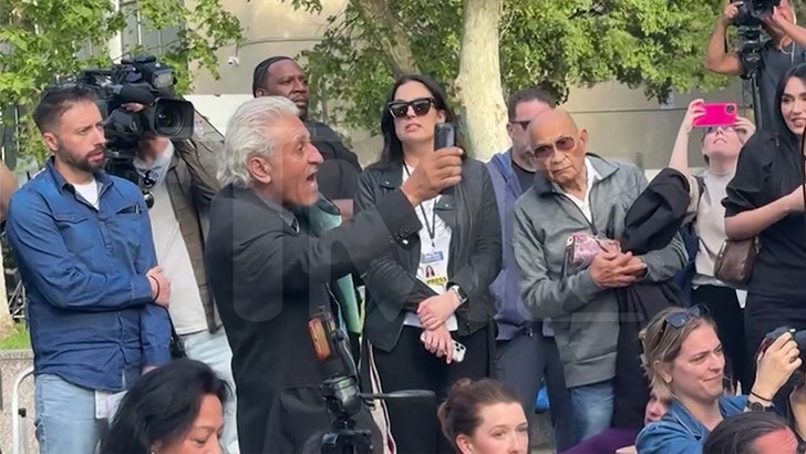 menendez-presser-heckler-kal-05-13-2025