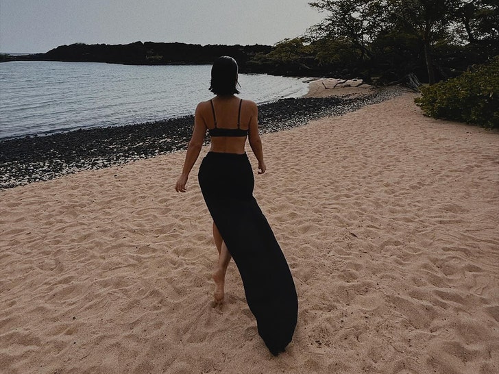 kim kardashian at the beach insta 4