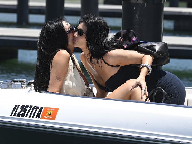 0506-Kylie-Jenner-and-Hailey-Bieber-Wearing-Bikinis-On-A-Yacht-In-Miami-primary-4