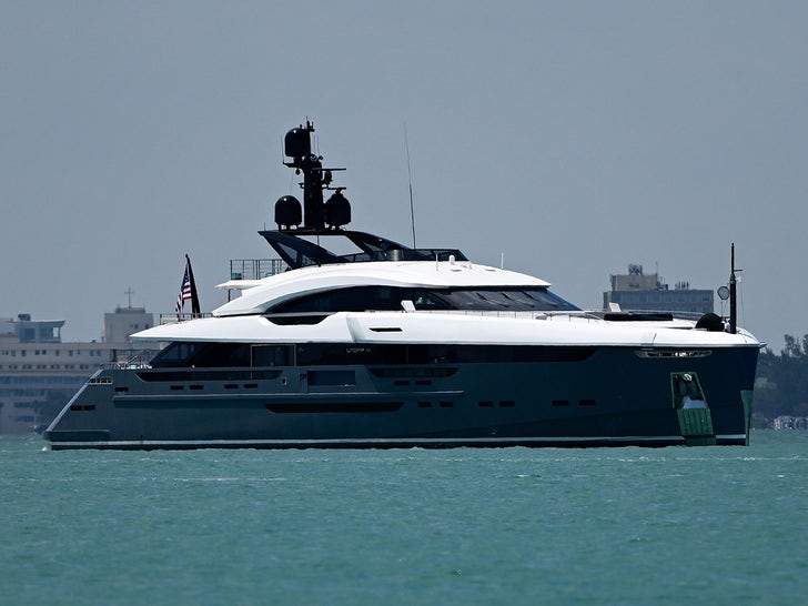 0506-Kylie-Jenner-and-Hailey-Bieber-Wearing-Bikinis-On-A-Yacht-In-Miami-primary-3