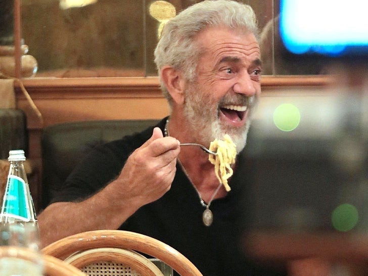 0606 Mel-Gibson-Dining-Solo-Pasta-Rome-SUB-3