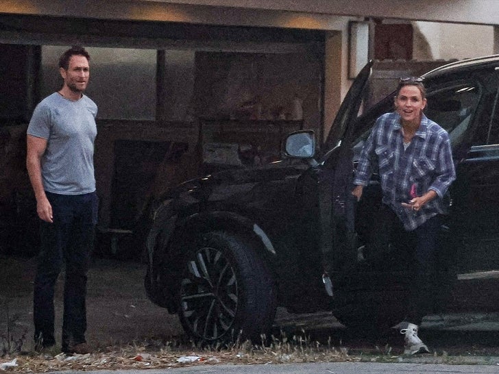 0606-Jennifer-Garner-and-Boyfriend-John-Miller-SUB-3