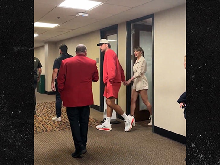 061225-taylor-swift-travis-kelce-primary-2