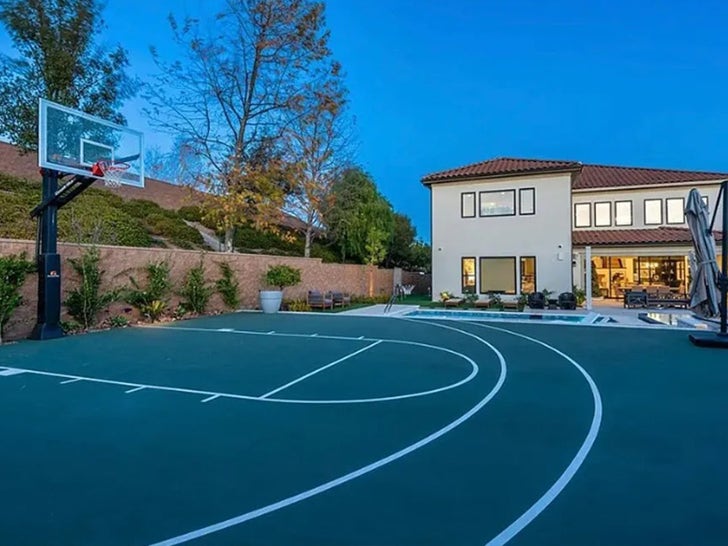 0818-Derek-Fisher-and-Gloria-Govan-California-Mansion-Sold-Sub1