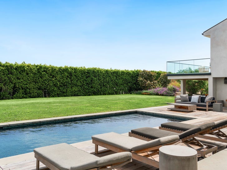 0804-Shannen-Doherty-Malibu-Home-For-Sale-Sub3