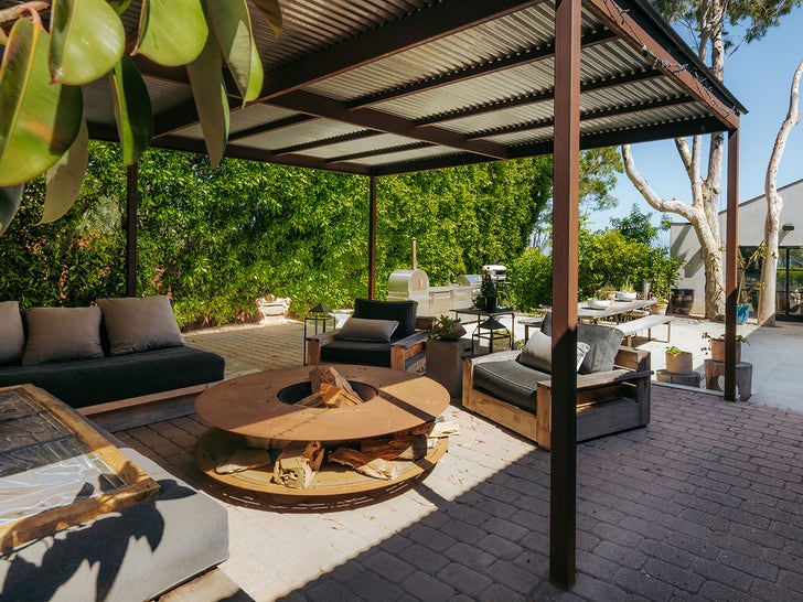0804-Shannen-Doherty-Malibu-Home-For-Sale-Sub1