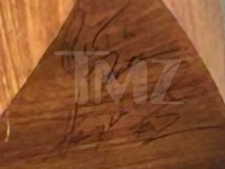 0826-Henry-Wrinkler-Signs-Coffin-SUB-2
