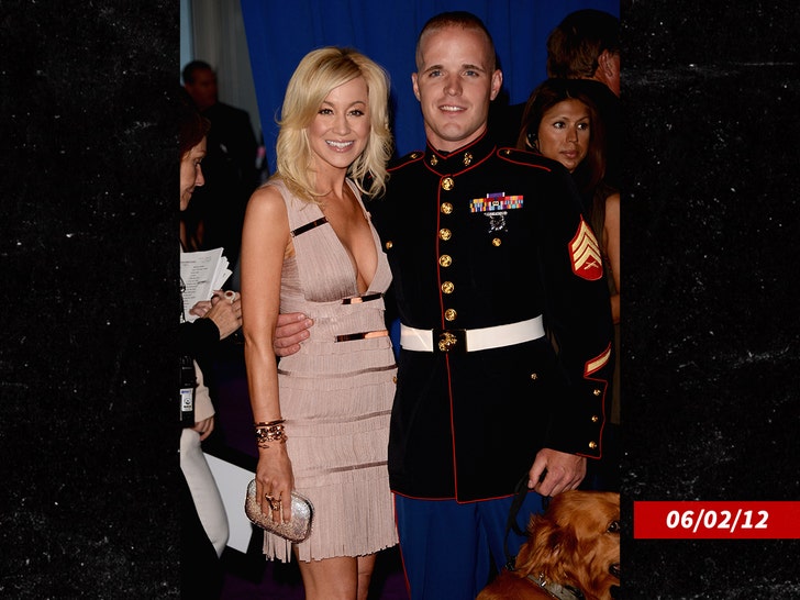 kellie-pickler-cma-awards-2012-getty-4