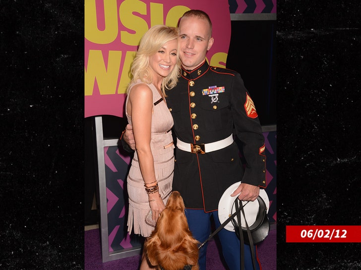 kellie-pickler-cma-awards-2012-getty-2