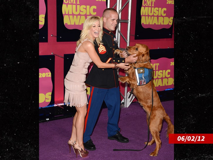 kellie-pickler-cma-awards-2012-getty-3