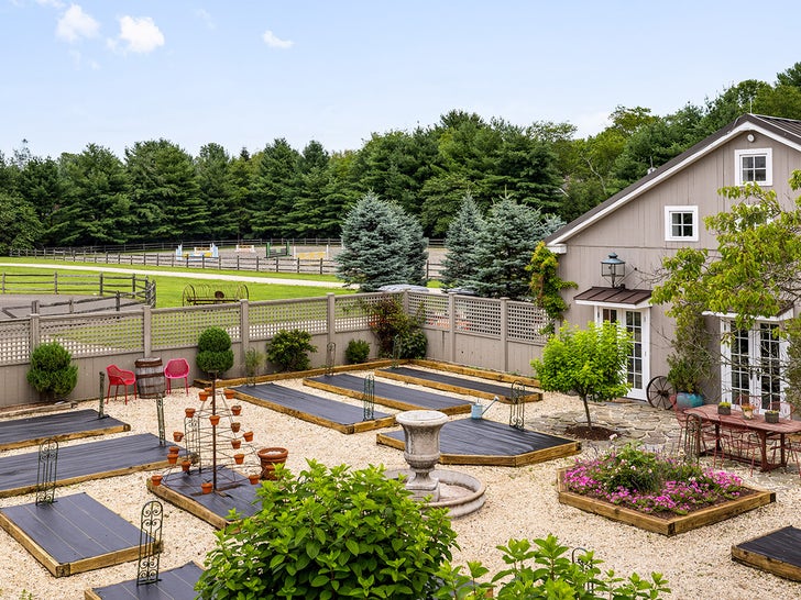 0925-Yolanda-Hadid-Family-Farm-For-Sale-Sub3