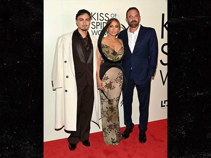jennifer-lopez-Ben-Affleck-shutterstock-2