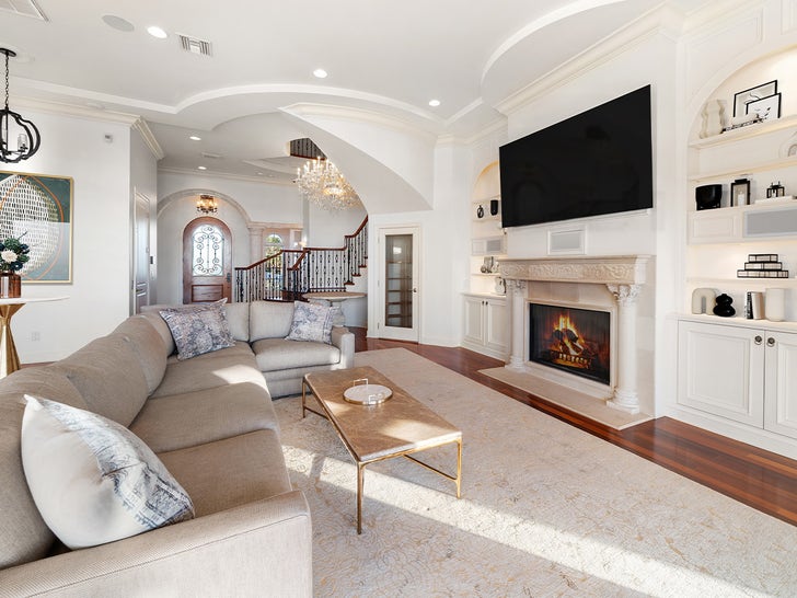 0129-Hulk-Hogan-Home-SUB-4