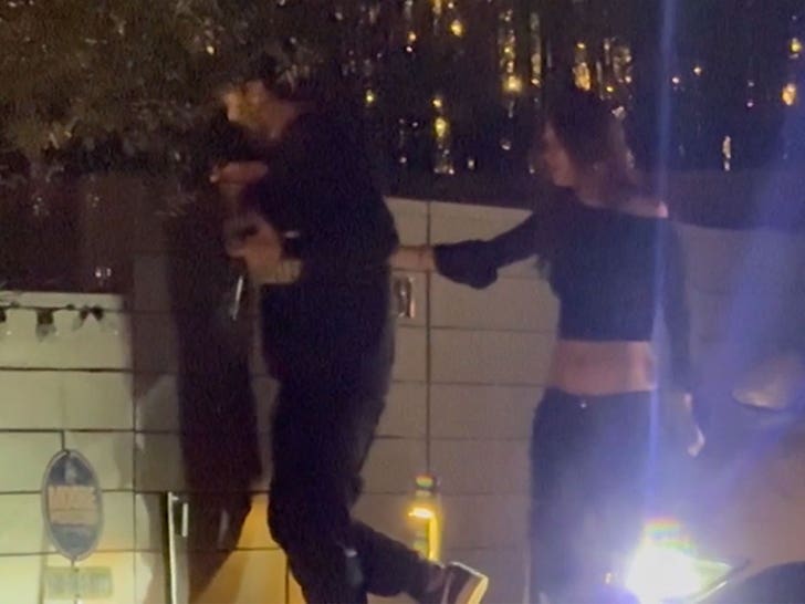 010925_tobey_maguire_locked_out