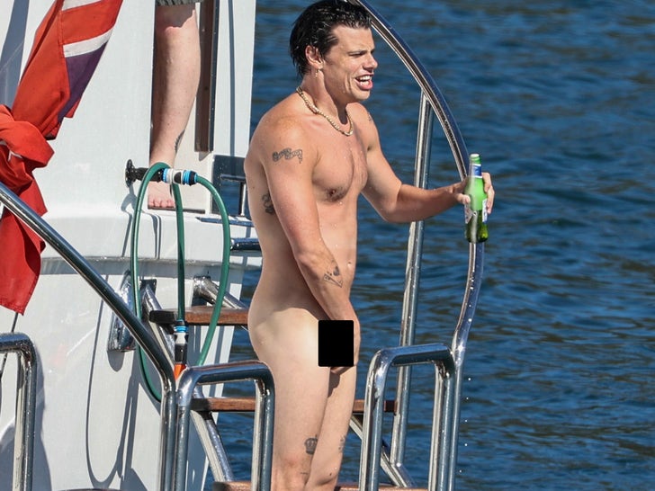 0108-Yungblud-Bares-It-All-On-Yacht-Sub4