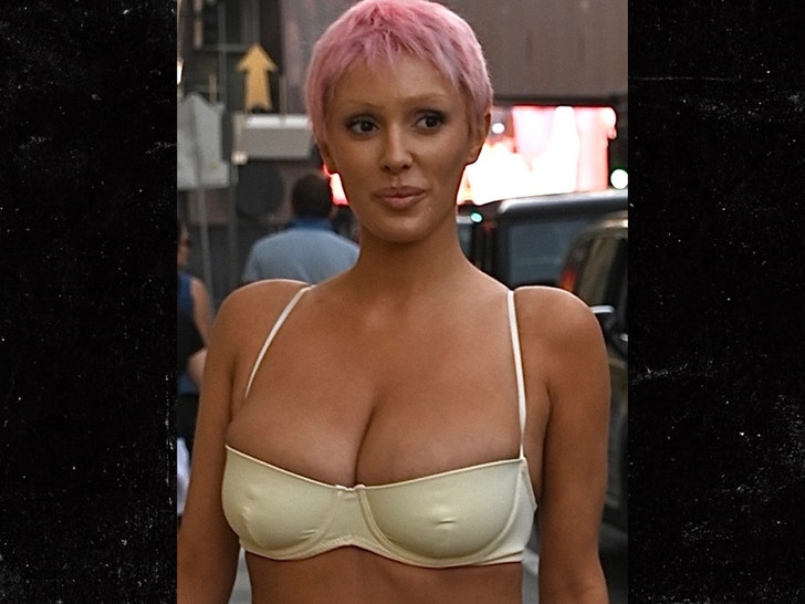 Bianca Censori shows off her new pink hair style backgrid 2