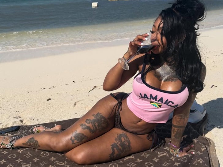 0216-summer-walker-beach-babe-sub1_720