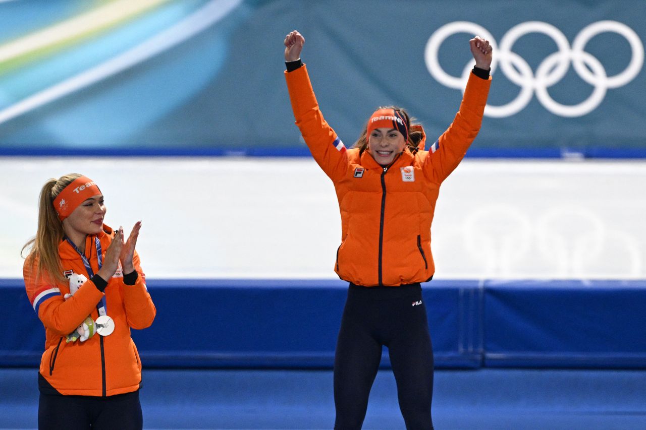 (L-R) Jutta Leerdam looks on as Femke Kok celebrates Daniel MUNOZ / AFP via Getty