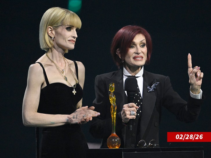 kelly-osbourne-sharon-osbourne-sub-getty-1