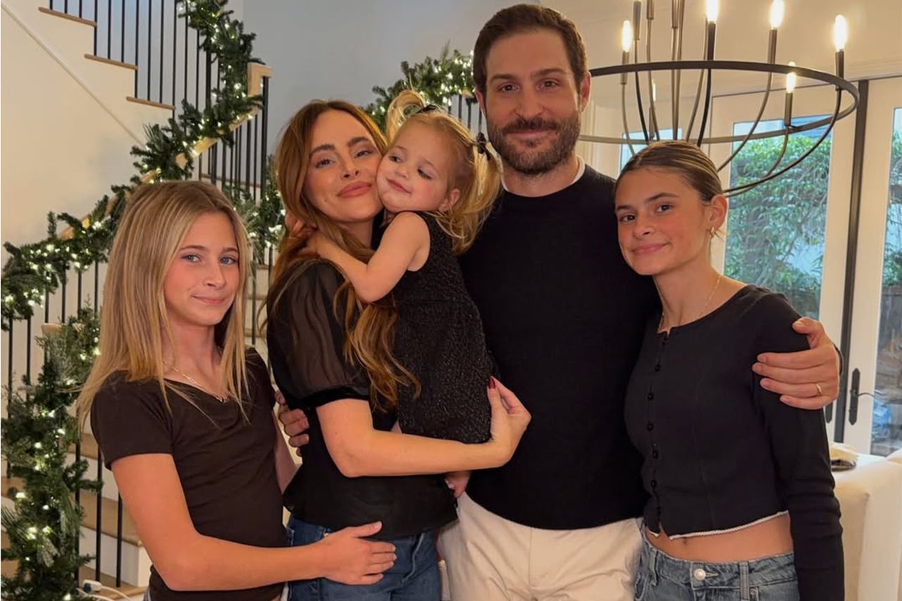 Amanda Stanton with Michael Fogel and daughtersCredit: Amanda Stanton/Instagram