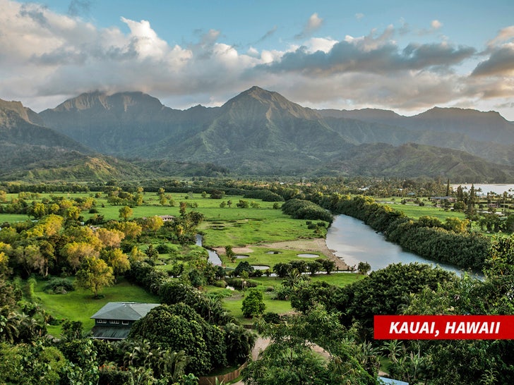 1221 kauai hawaii sub istock swipe