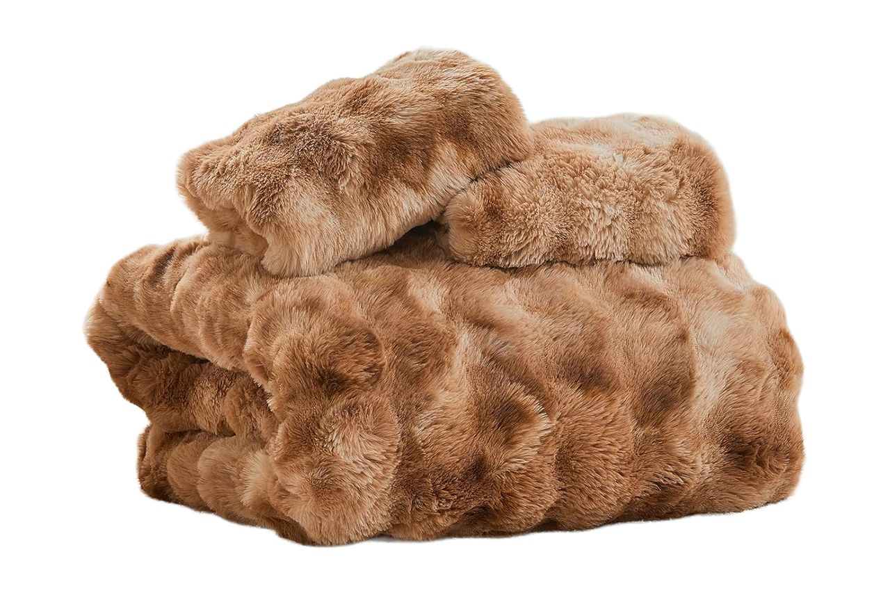 Amazon EMME Faux Fur Duvet Cover Queen Size Credit: Amazon