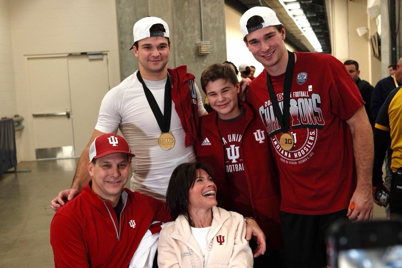 Fernando and Alberto Mendoza with their family in December 2025.Credit: Fernando Mendoza/Instagram