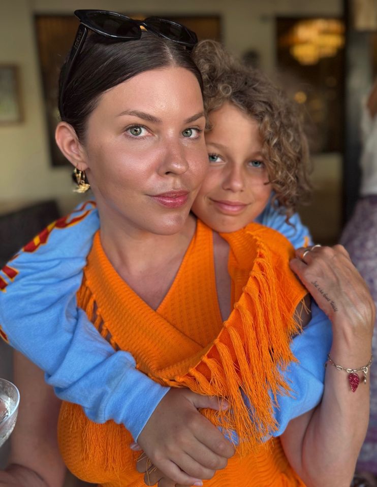 After Surgery, She Thought She Would Have The Row To Herself On a Flight. Who Ended Up Being In Her Row Was Even Better Credit: Linzey Strommen