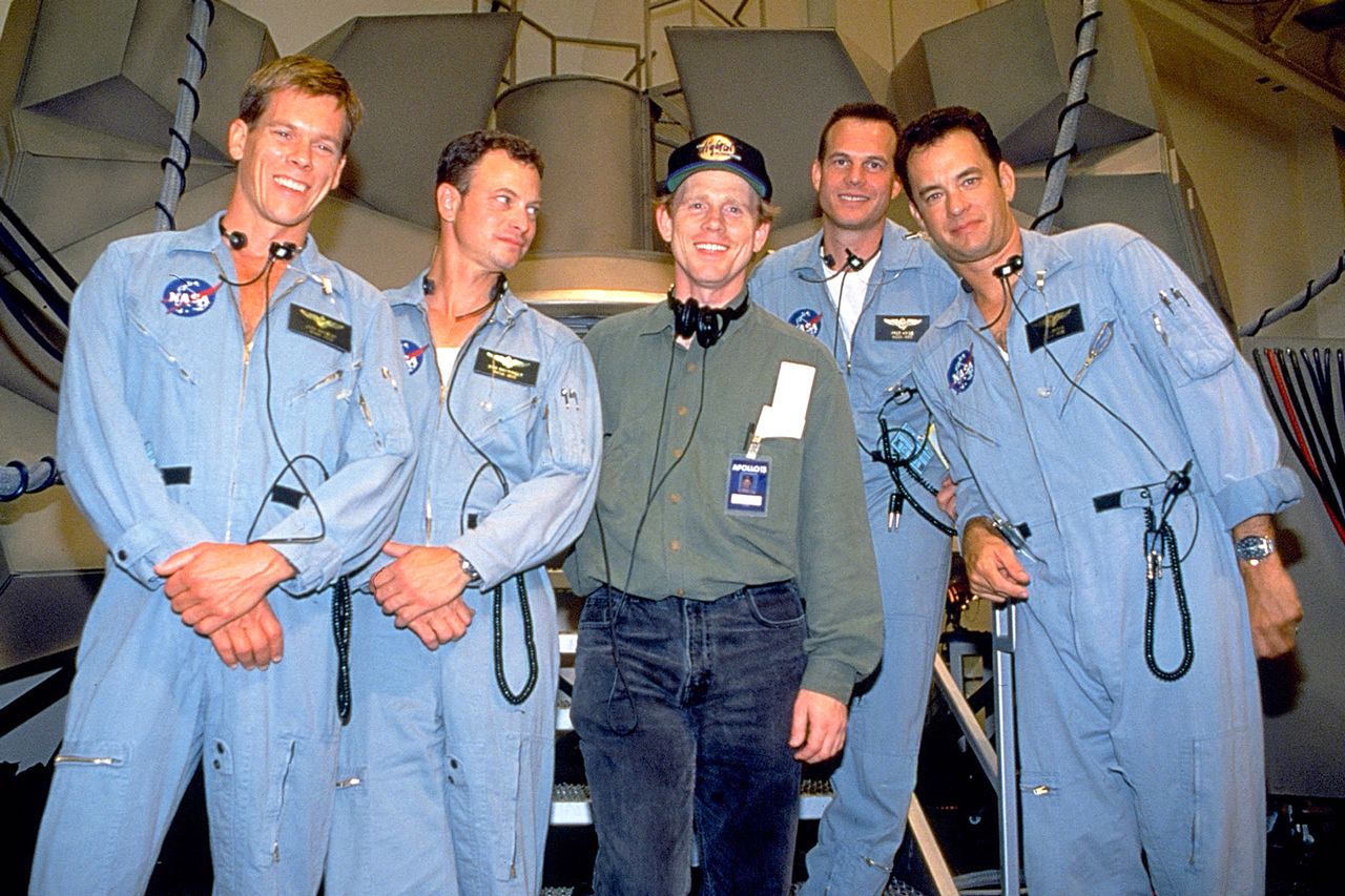 APOLLO 13, Kevin Bacon, Gary Sinise, director Ron Howard, Bill Paxton, Tom Hanks on set, 1995Credit: Universal/Everett Collection