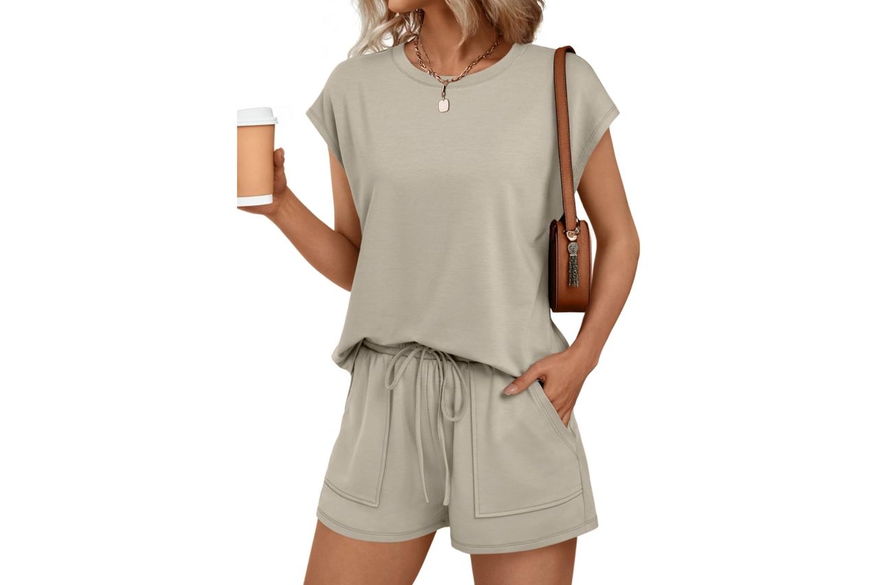 AUTOMET Womens Crew Neck Two Piece Short Sets Cap Sleeve Drawstring Summer Sweatsuit with Pocket Credit: Amazon