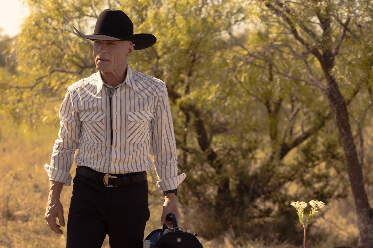 Ed Harris as Everett McKinney in 