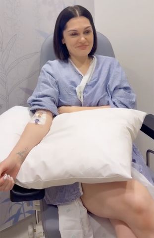 Jessie J during her yearly checkup in the hospitalCredit: Jessie J/Instagram