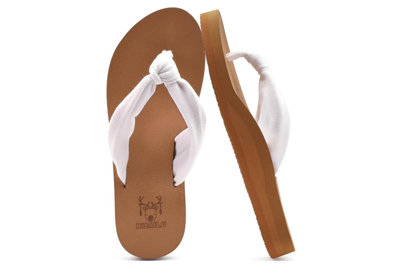KuaiLu Flip Flops for Women with Arch Support Yoga Mat Comfortable Summer Beach Walking Thong Cushion Sandals Slip On Indoor Outdoor Credit: Amazon