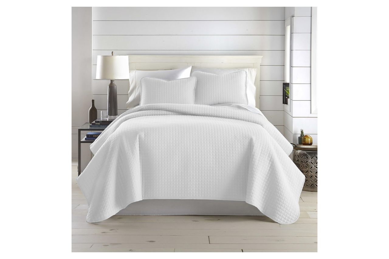 Southshore Fine Living, Inc. White Queen Quilt Bedding Set, Lightweight Bedding Quilts Queen Size Bedspread Credit: Amazon