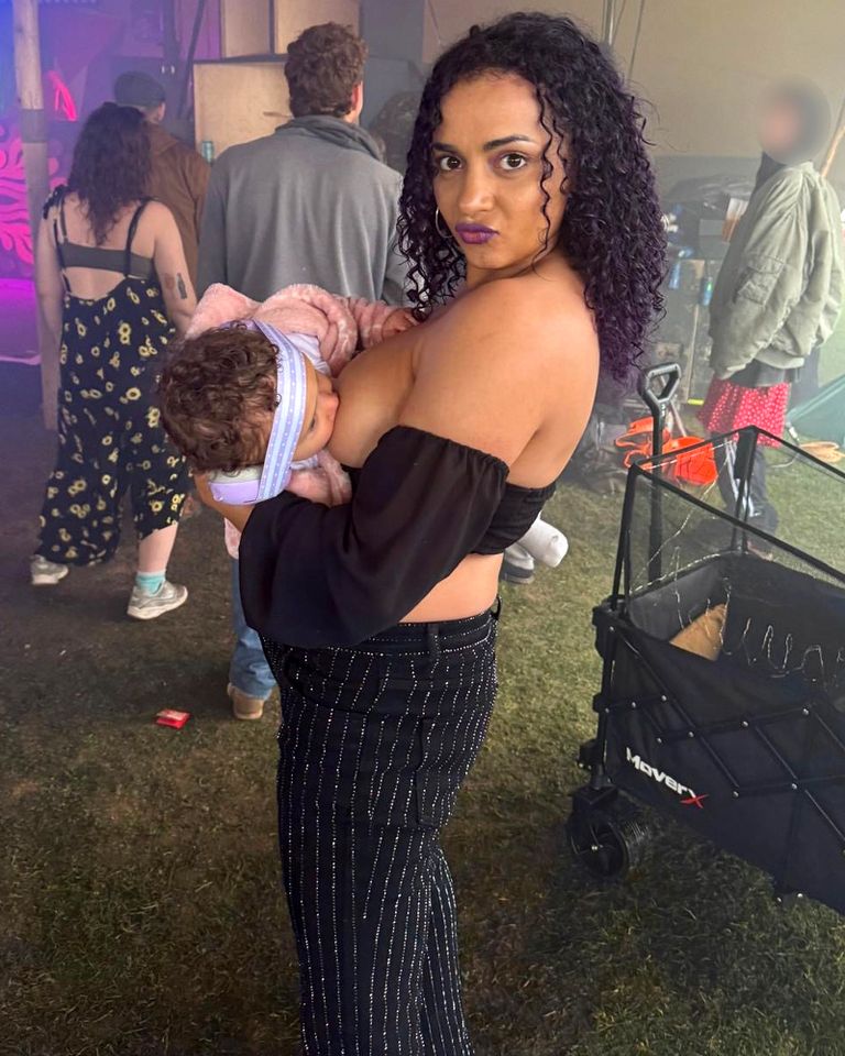 Tayah Ettienne breastfeeding her daughter Aaliyana during music festivalCredit: Kennedy News and Media