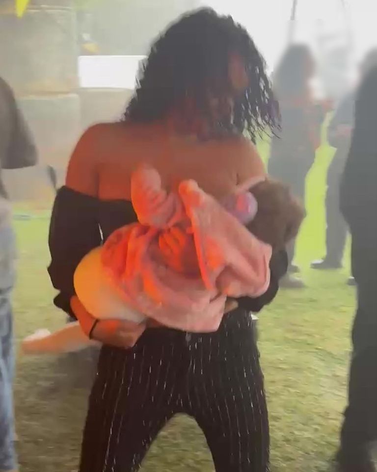 Tayah Ettienne breastfeeding her daughter Aaliyana during music festivalCredit: Kennedy News and Media