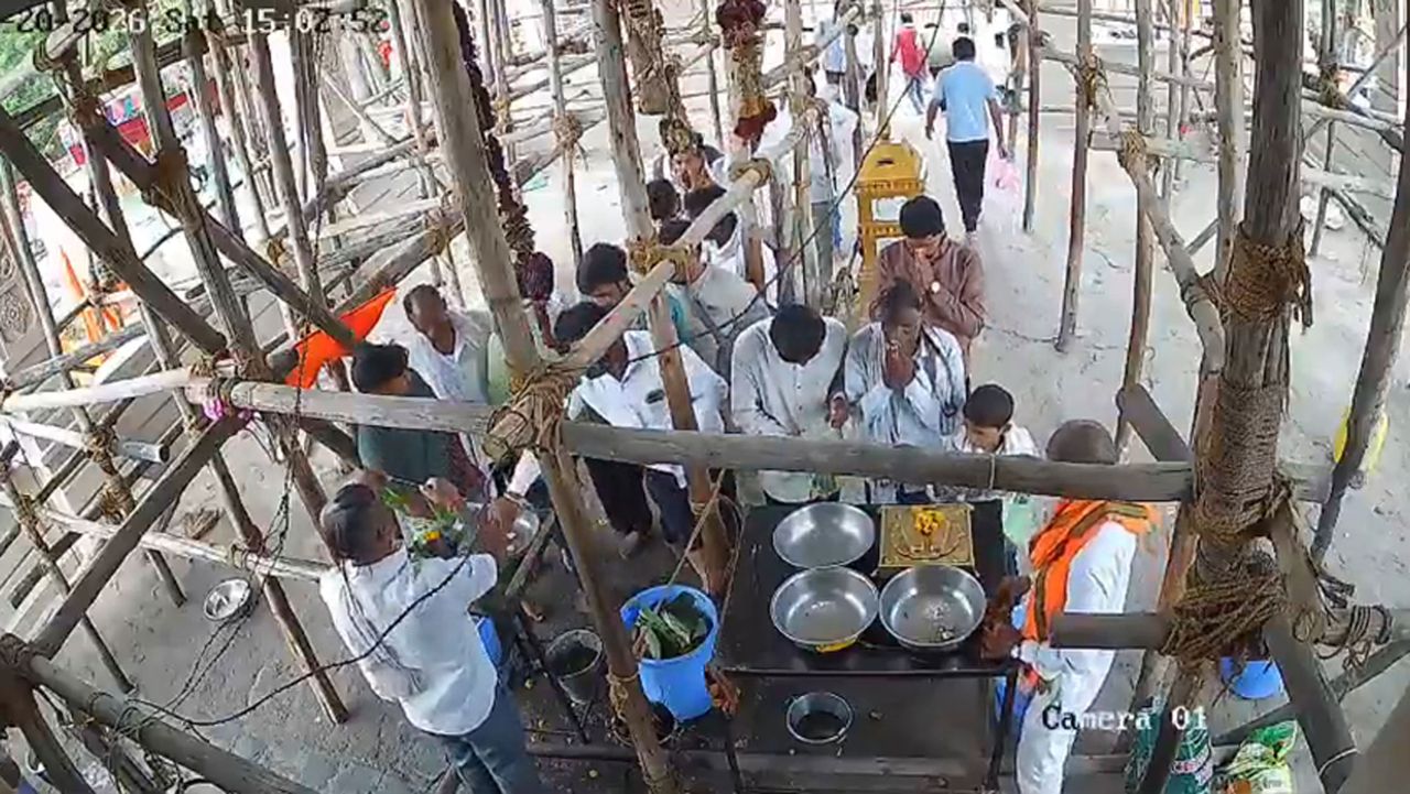 Seconds before roof collapses at the Yashwasi temple in Maharashtra, IndiaCredit: X