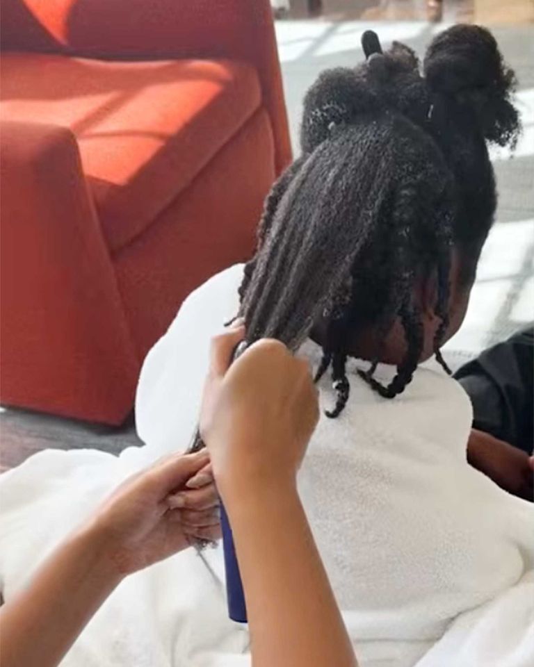 Beyoncé documents Jay-Z's process of combing out his locsCredit: CÉCRED/YouTube