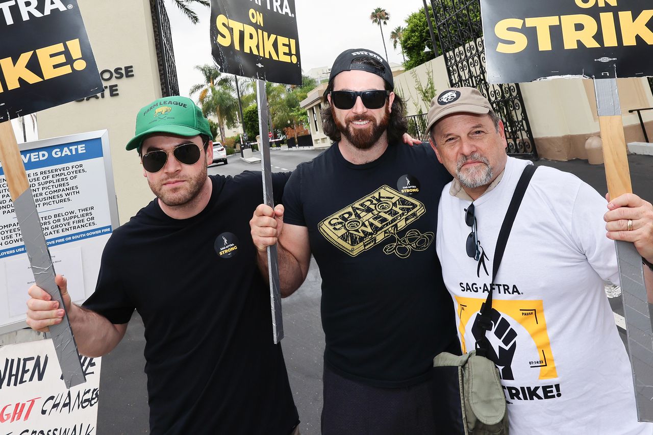Jason Alexander with two other individuals holding On Strike signs during an event Jason Alexander (right) with sons Noah Greenspan and Gabe Greenspan walk the picket line at Paramount Studios in L.A. on Aug. 10, 2023Credit: David Livingston/Getty